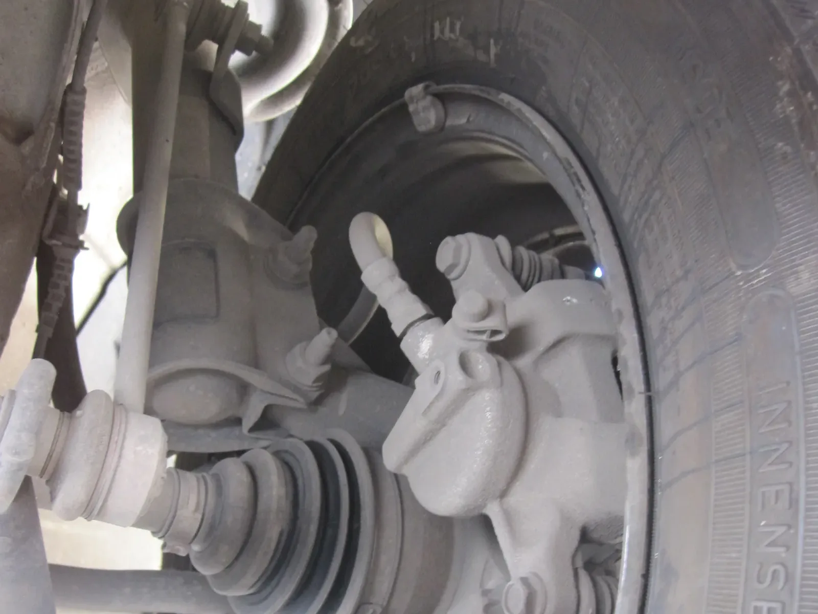 Jambe de suspension McPherson avec amortisseur et ressort sur une Fiat Panda