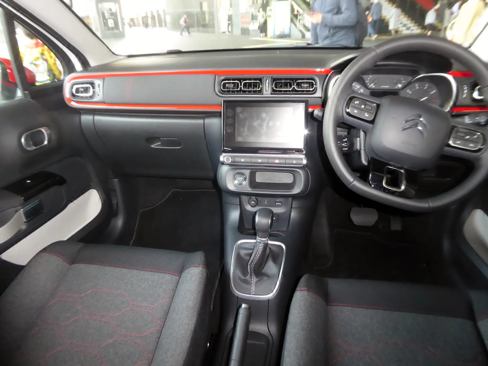 Intérieur et tableau de bord d'une Citroën C3, modèle concerné par le remplacement de l'ampoule de plaque