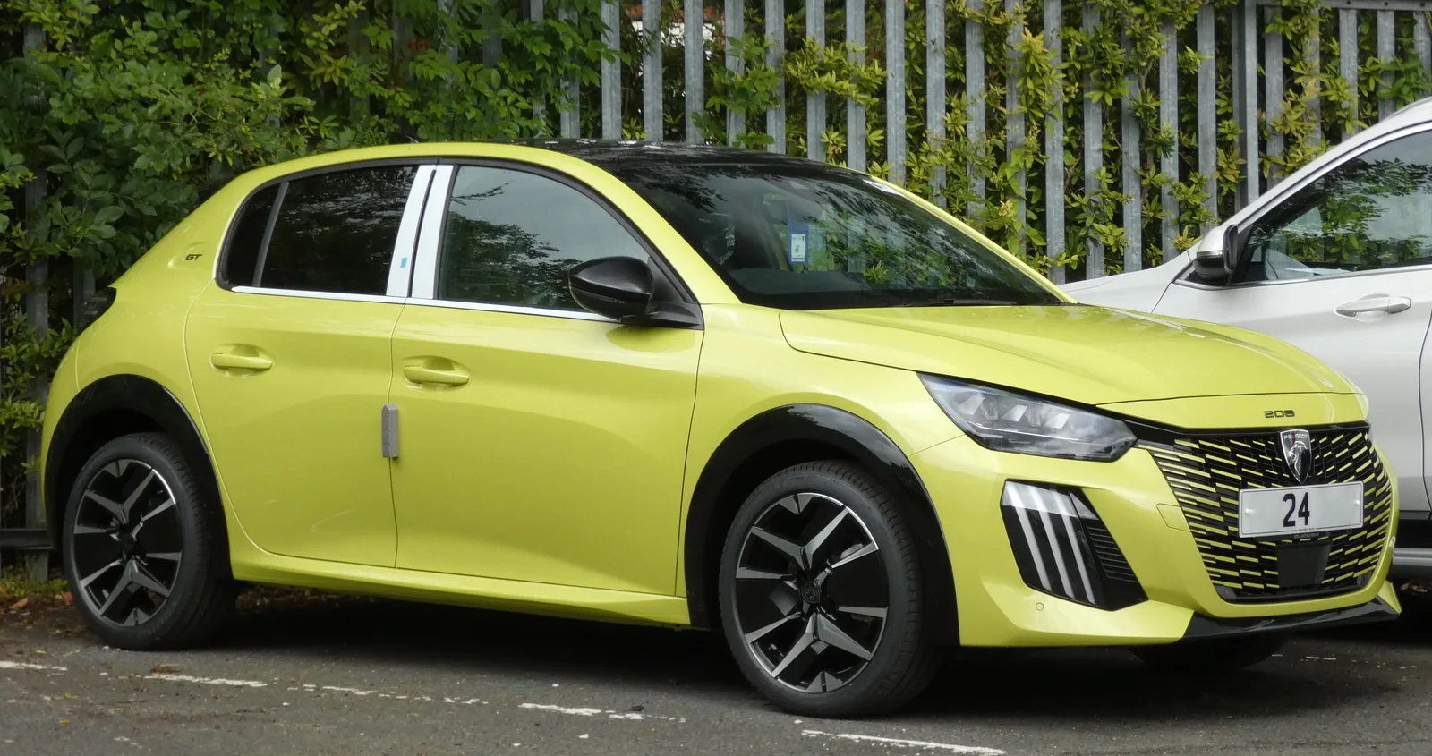 Peugeot 208 GT PureTech 2024 — jaune Agueda
