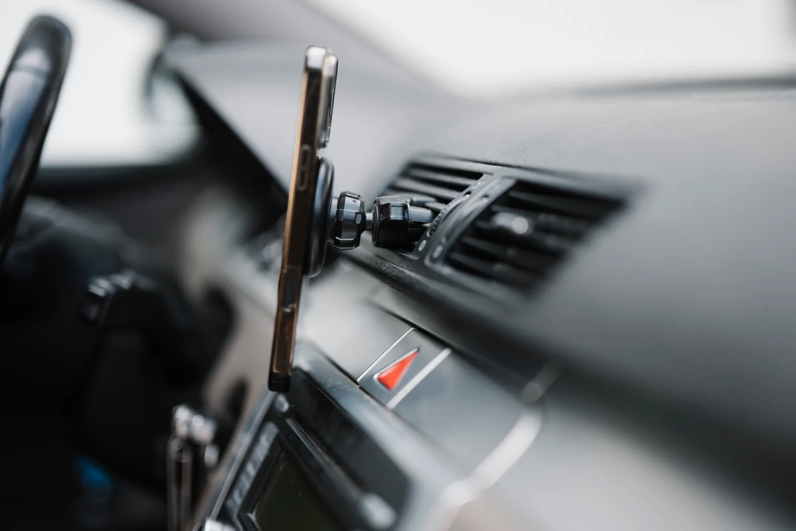 Smartphone utilisé en navigation GPS dans une voiture