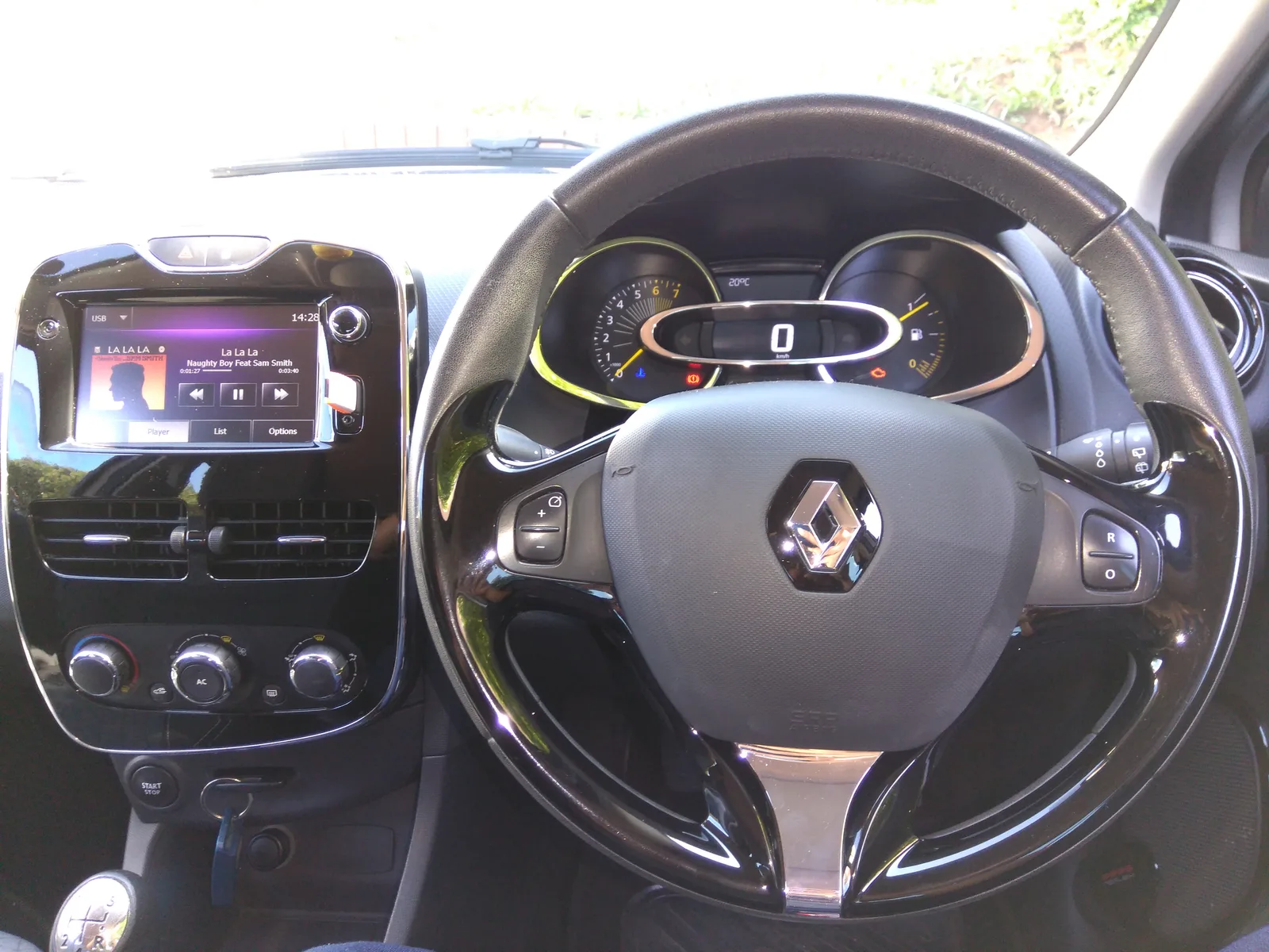 Tableau de bord et compteurs d'une Renault Clio IV Dynamique