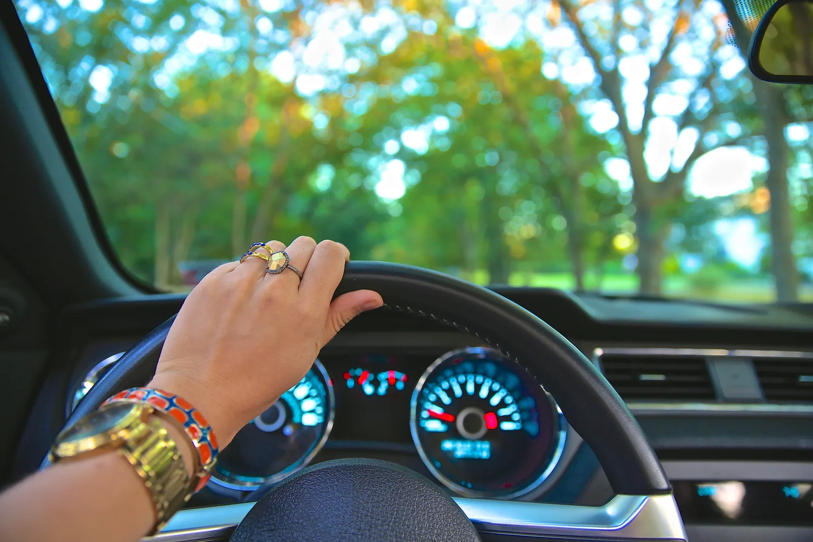 Mains sur le volant d'une voiture en conduite