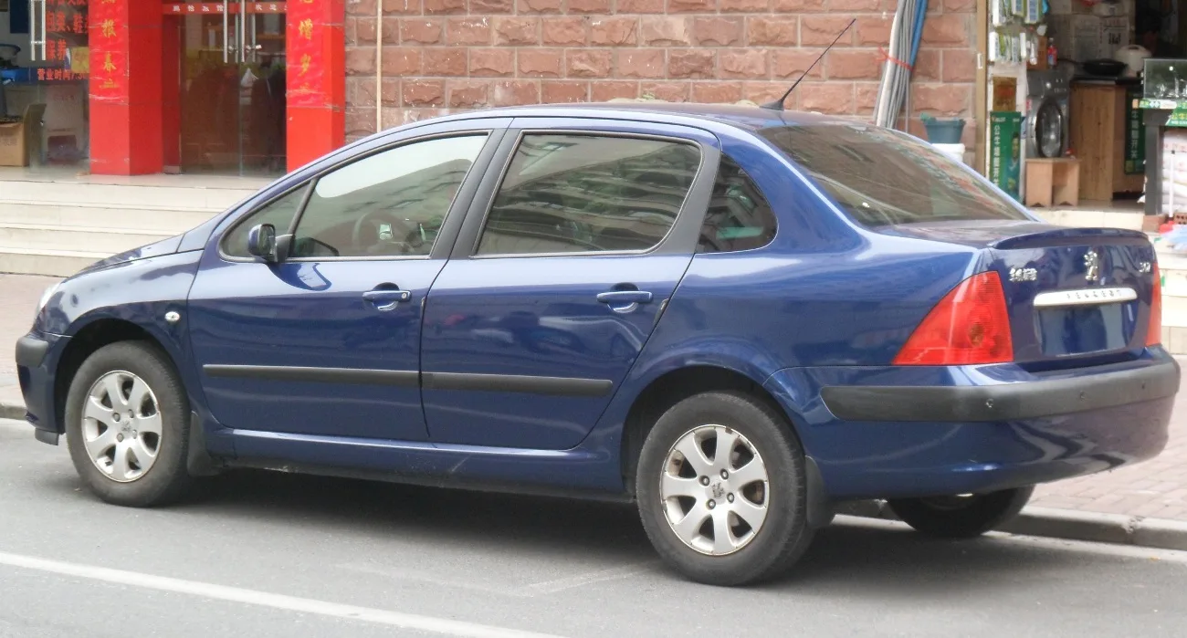 Arrière d'une Peugeot 307 berline