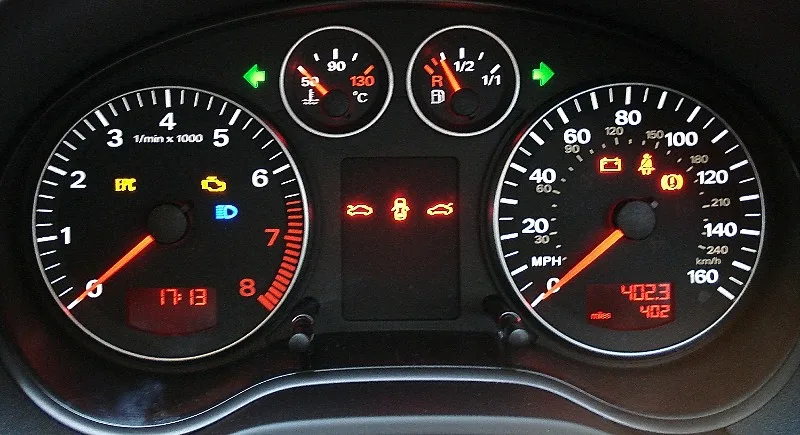Tableau de bord et compteurs d'une Audi A3, zone proche de l'emplacement de l'autoradio