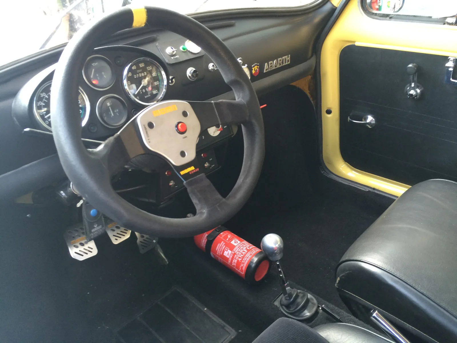 Intérieur d'une Fiat 500 moderne montrant la planche de bord