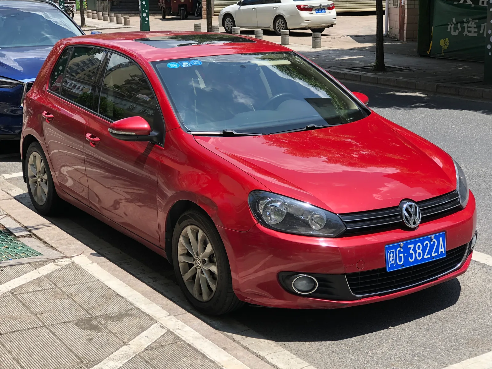 Volkswagen Golf VI rouge — vue 3/4 avant