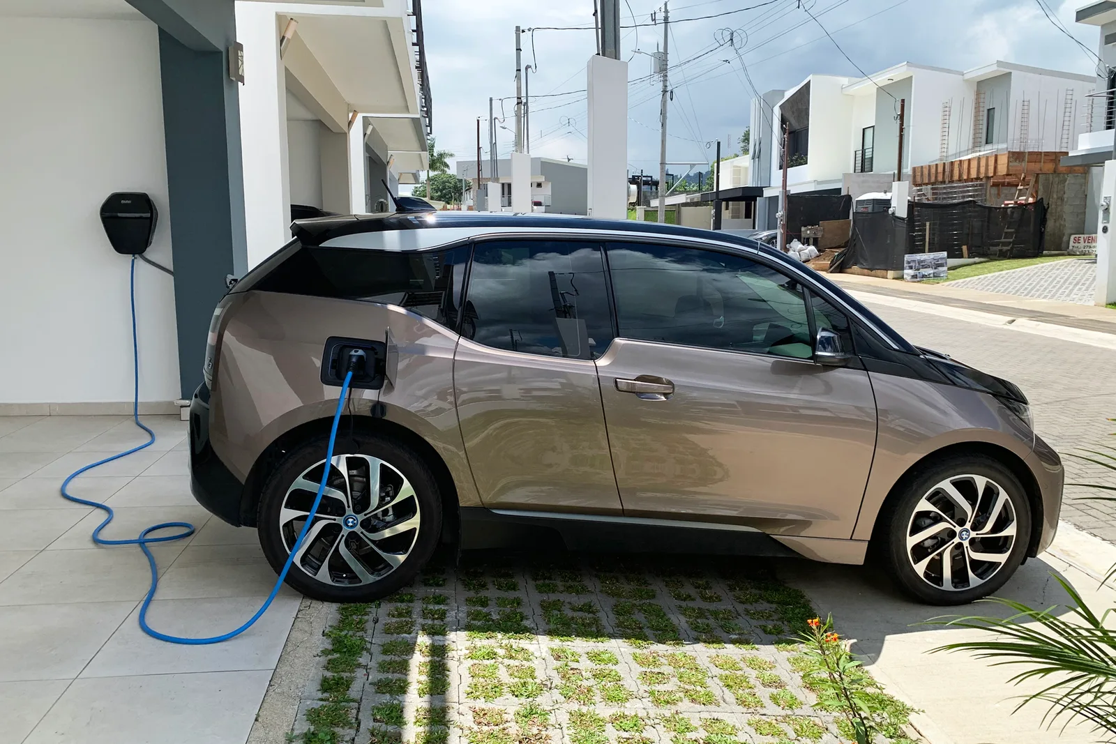 BMW i3 en charge sur une wallbox murale résidentielle