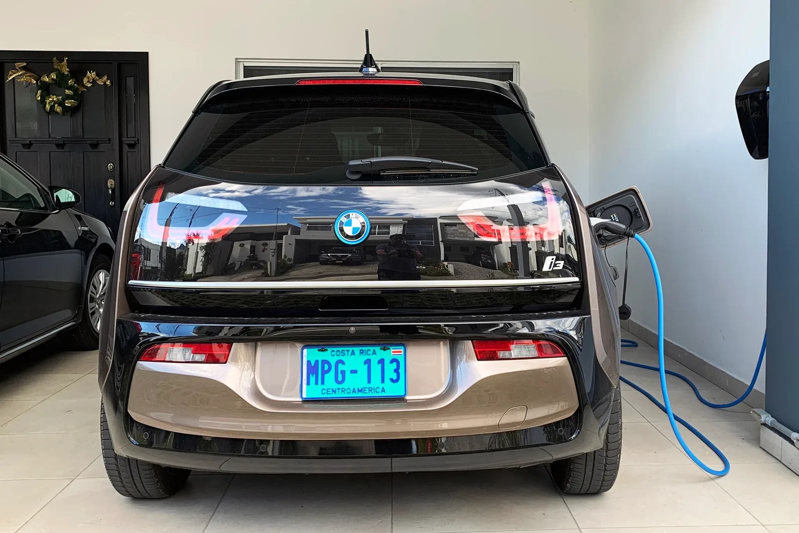 Prise de recharge d'une voiture électrique branchée