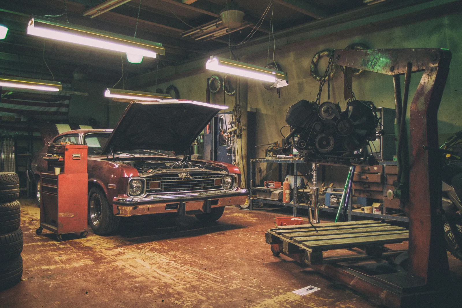 Vue d'un atelier de réparation automobile avec véhicule sur pont
