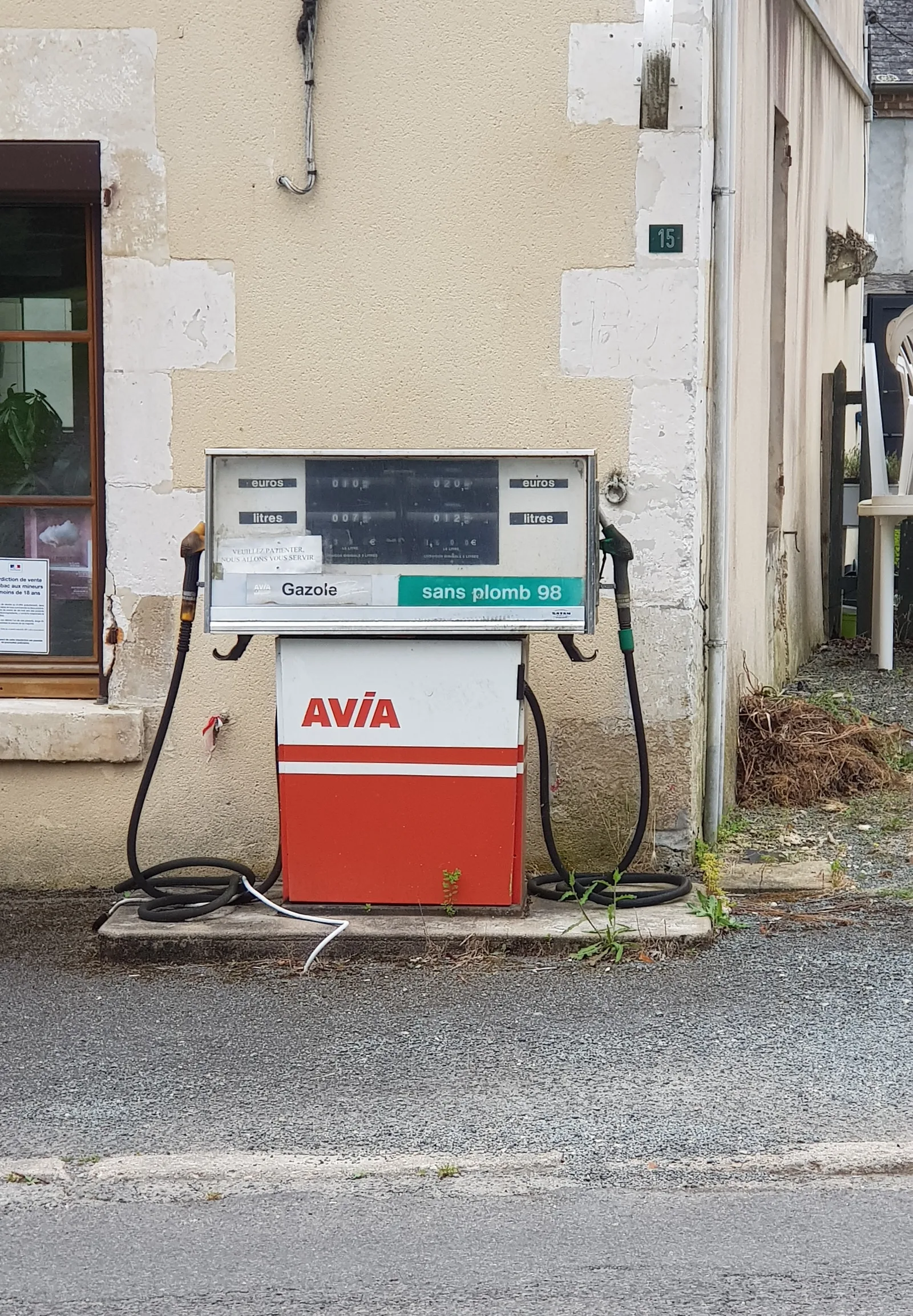 Pompe à essence moderne dans une station-service