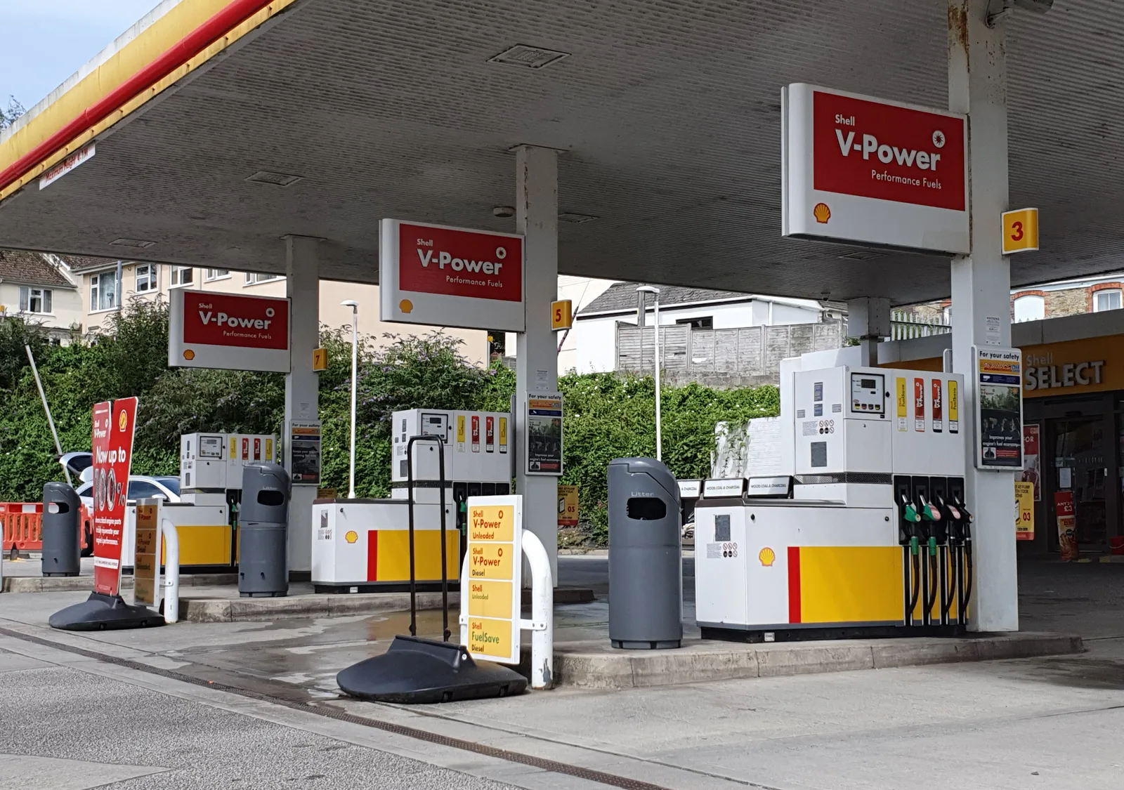 Station-service avec pompes à carburant
