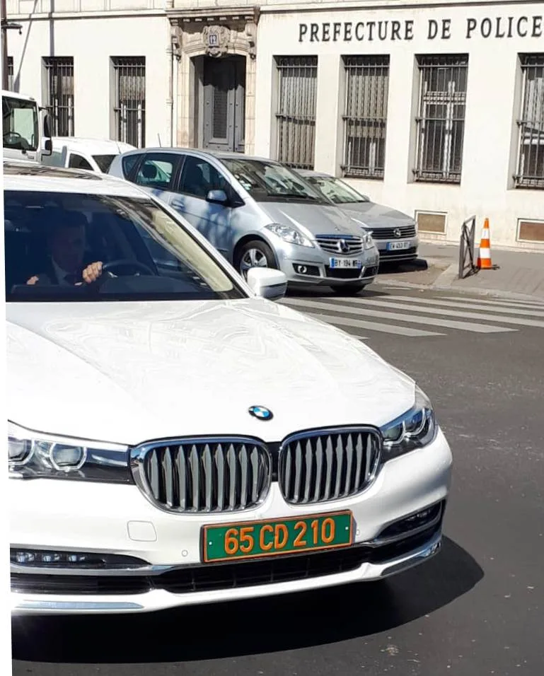 Voiture immatriculée en France, avec plaque visible à l'arrière du véhicule