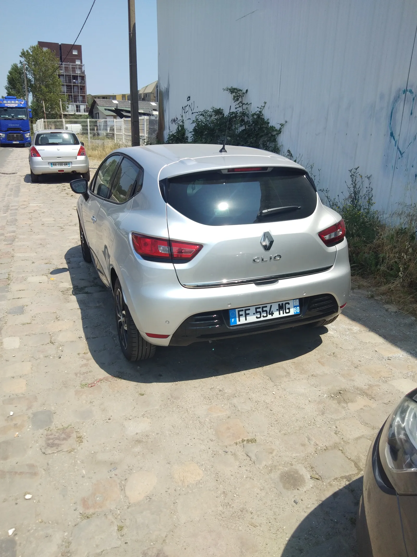 Voiture immatriculée en France, plaque visible à l'arrière du véhicule