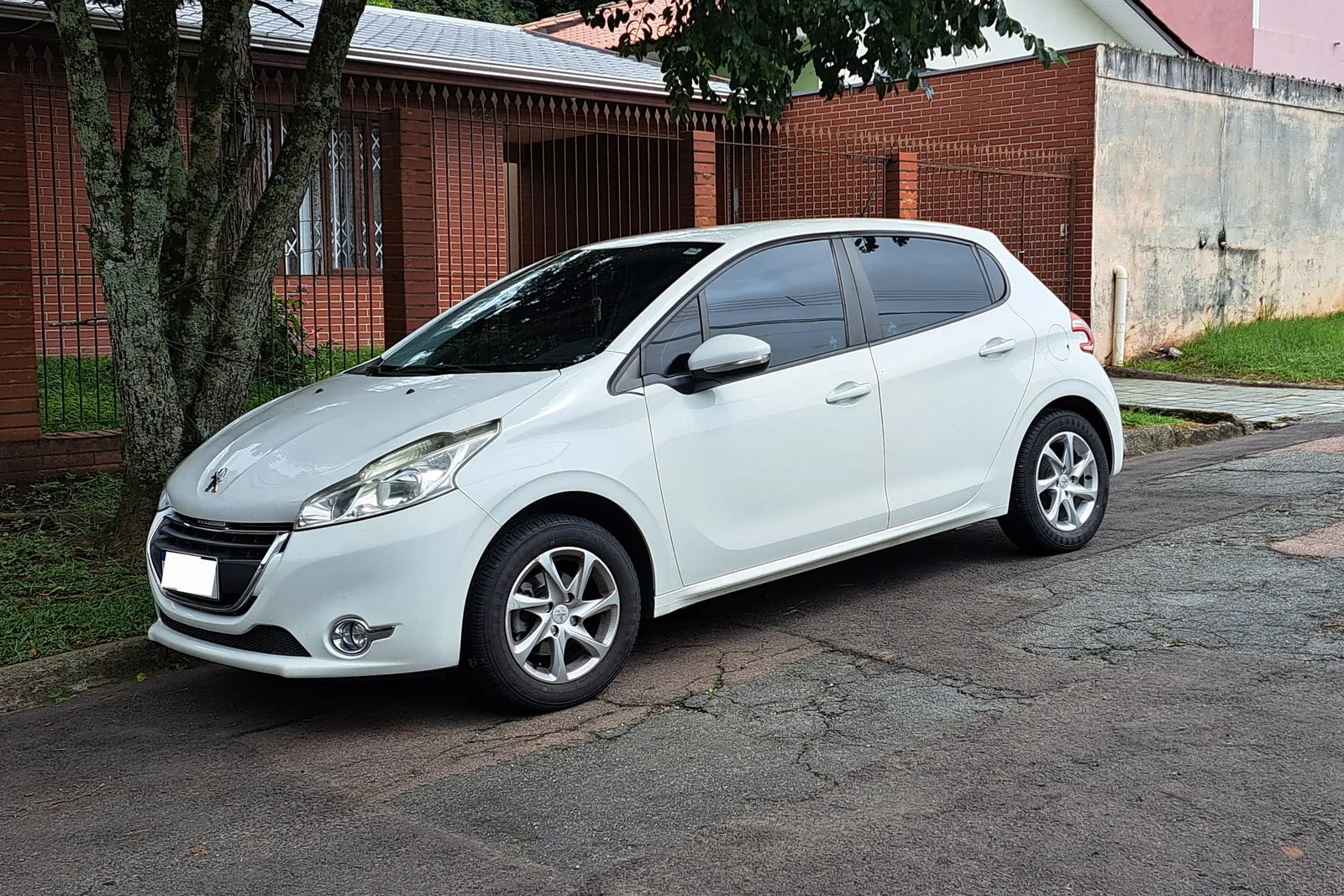 Peugeot 208 vue de face, seconde illustration du comparatif
