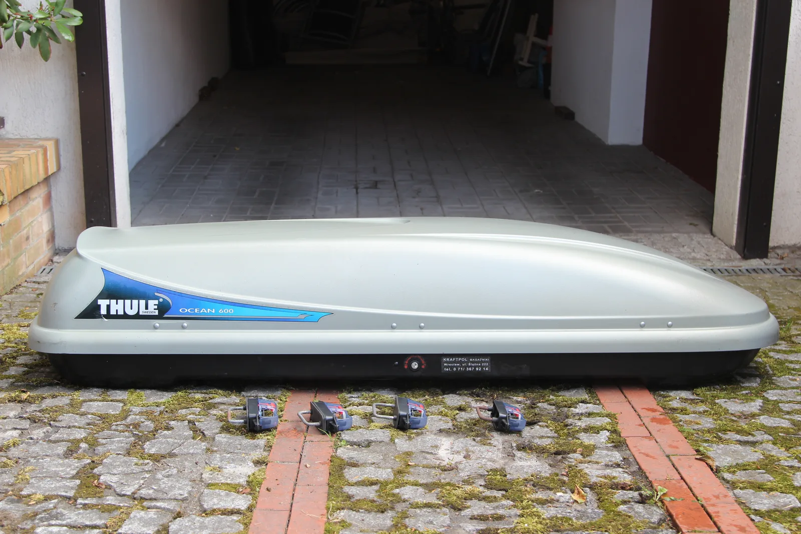Coffre de toit Thule ouvert montrant le volume de rangement disponible