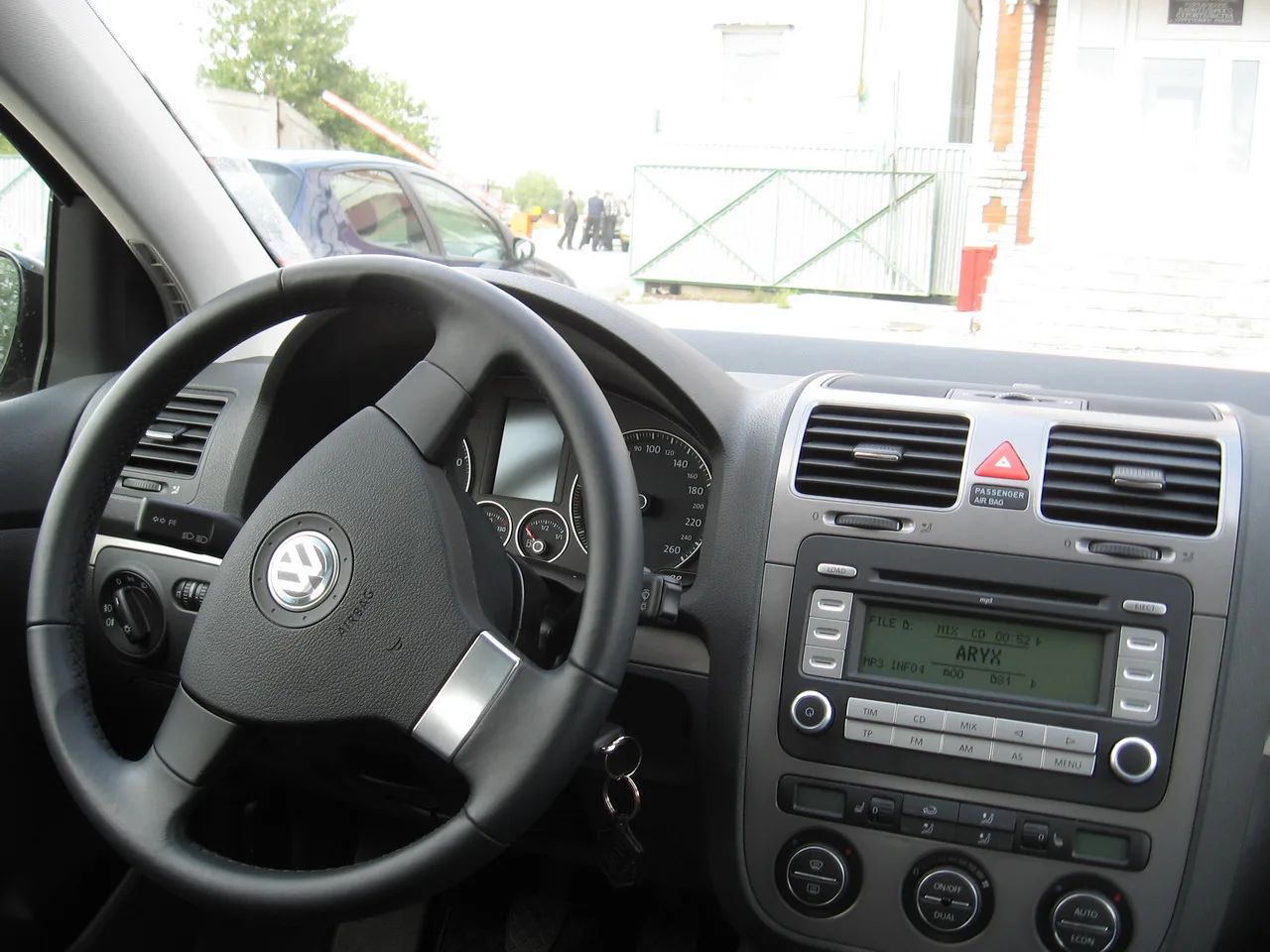 Intérieur d'une Volkswagen Golf V, vue du tableau de bord et du volant