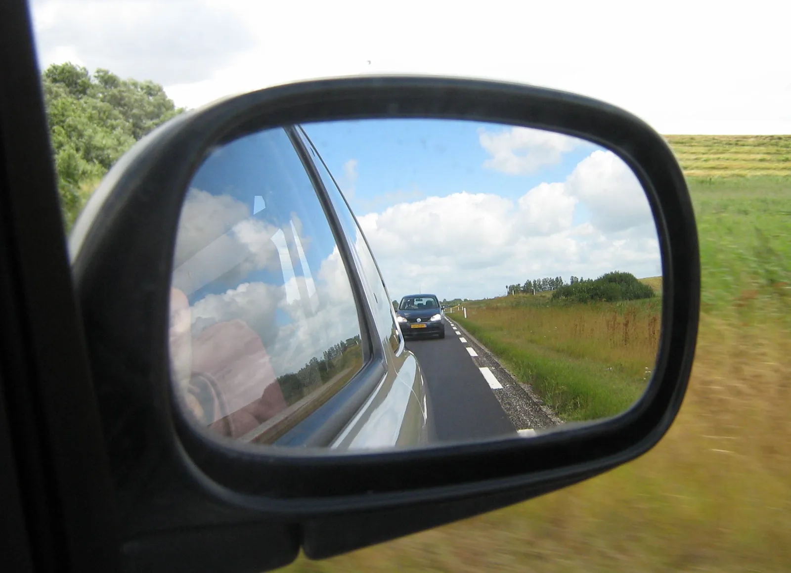 Rétroviseur extérieur de voiture, vue détaillée du miroir