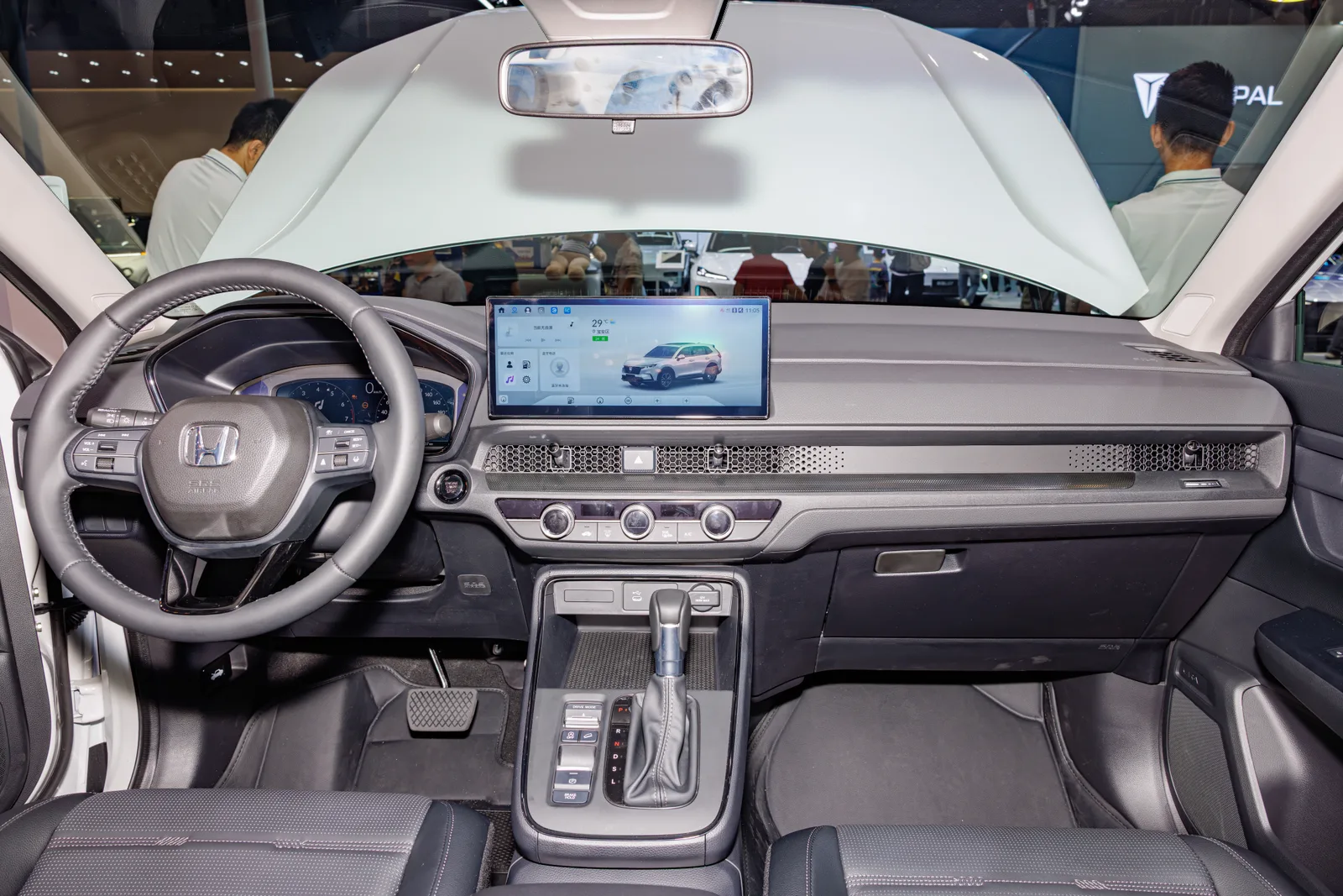 Console centrale et tableau de bord d'un Honda CR-V de sixième génération
