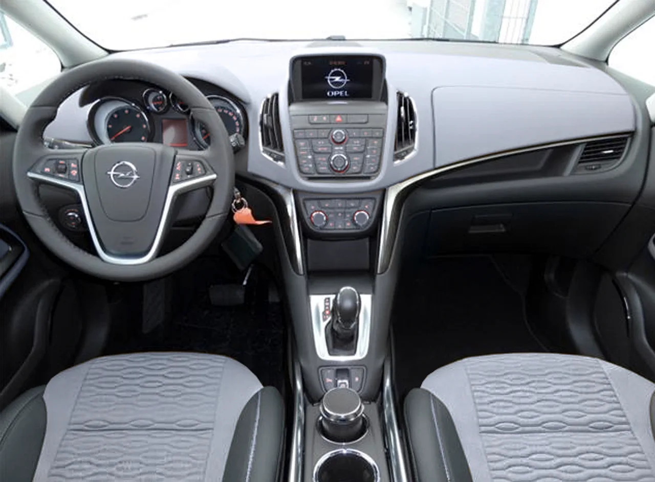 Tableau de bord d'une Opel Zafira avec commandes centrales