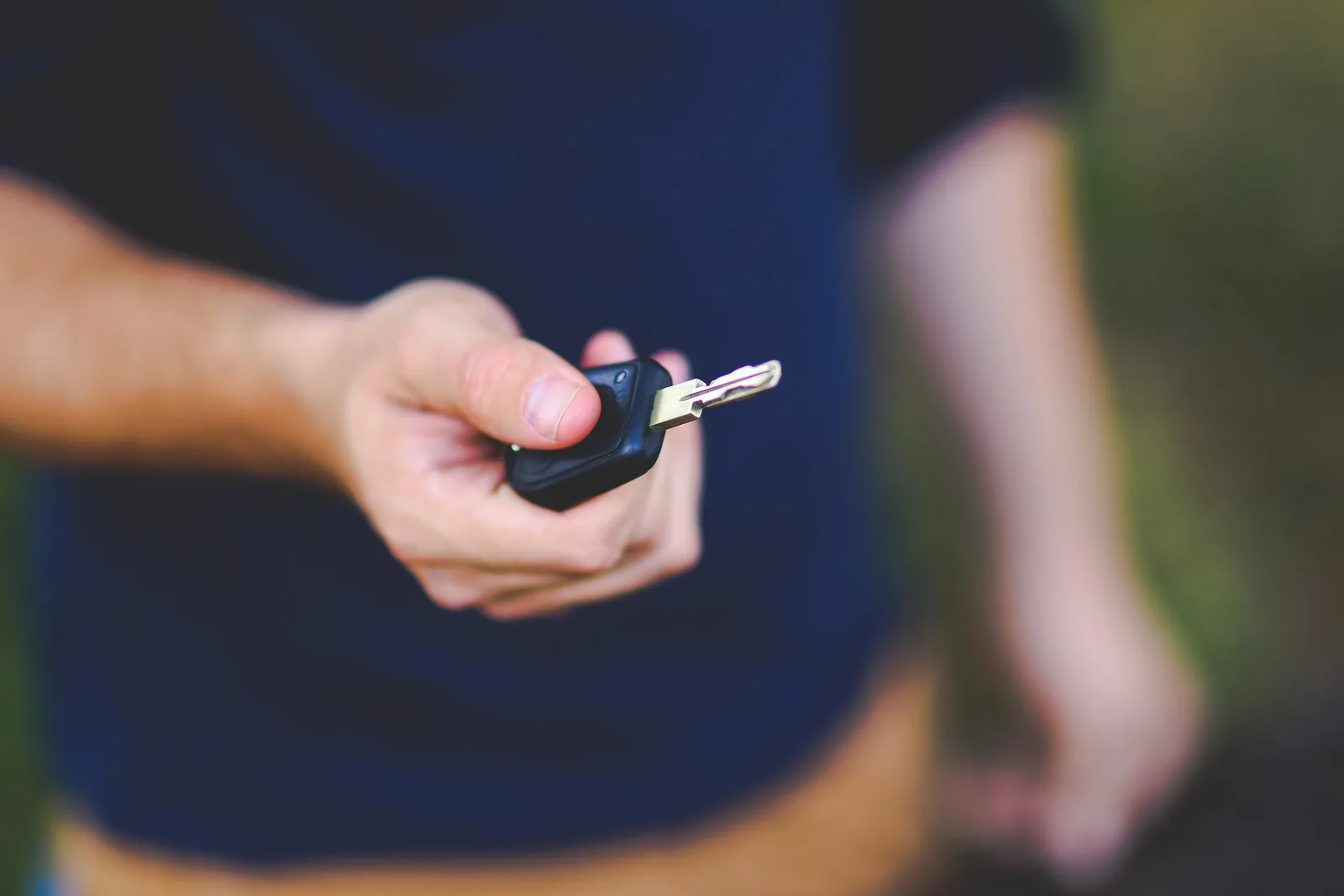 Clé de voiture tenue en main, illustration d'une clé transpondeur à faire reprogrammer