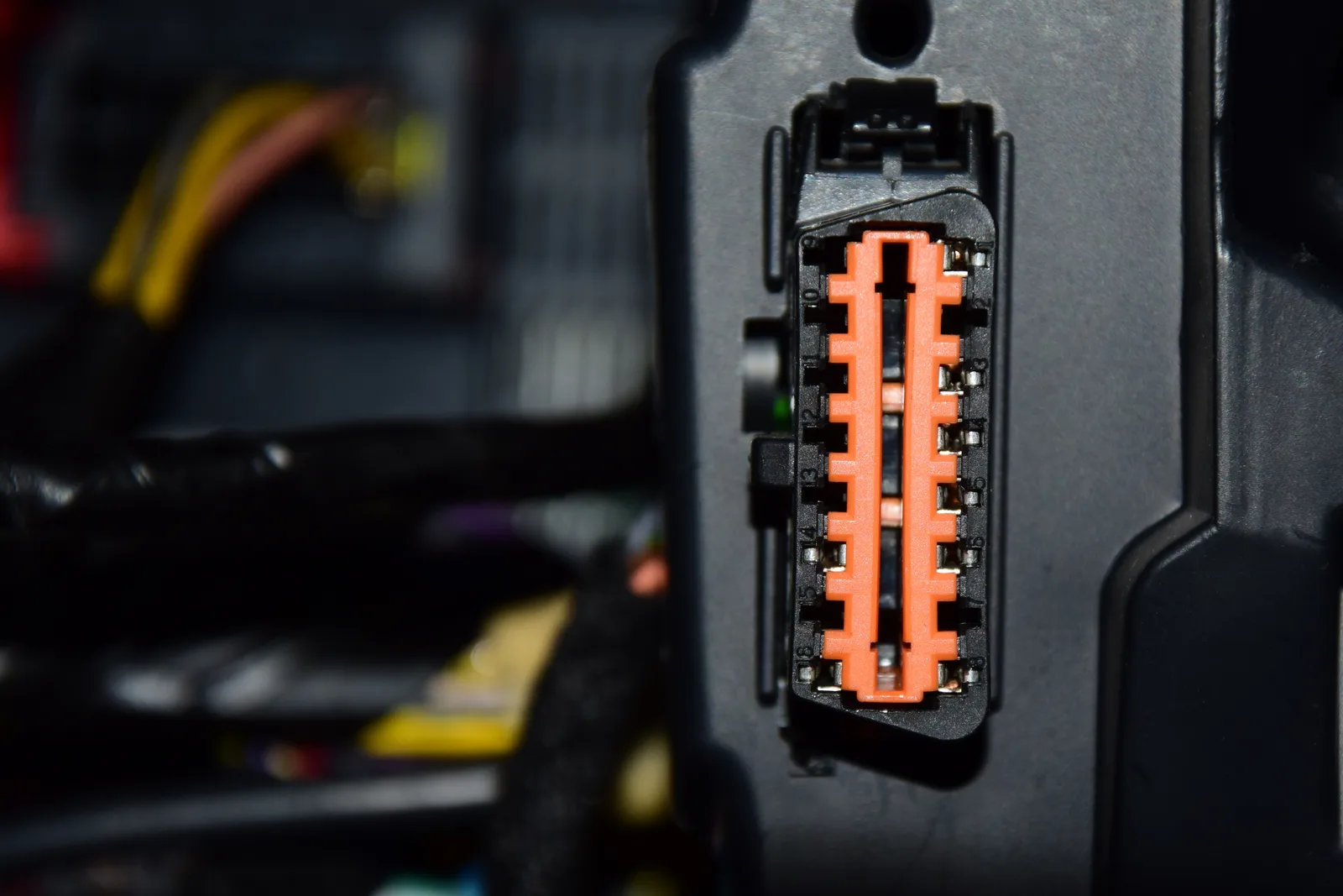 Connecteur de diagnostic OBD-II utilisé pour lire les codes défaut d'un véhicule