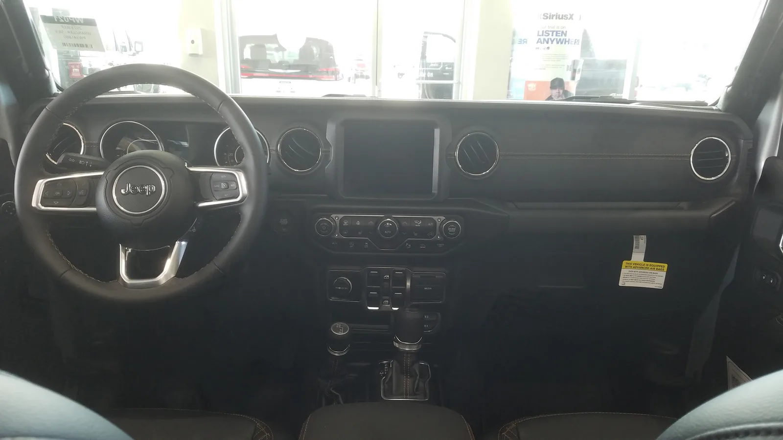 Tableau de bord d'une Jeep Wrangler avec écran du combiné d'instruments