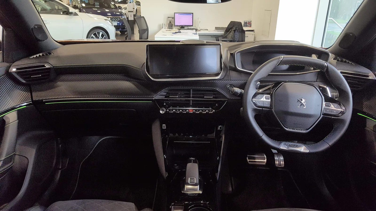 Intérieur et tableau de bord d'une Peugeot 2008 GT PureTech
