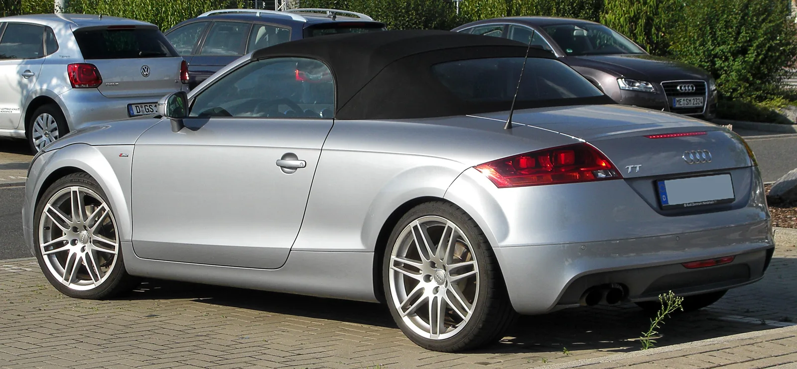 Audi TT Roadster seconde génération vue arrière, variante cabriolet du même modèle