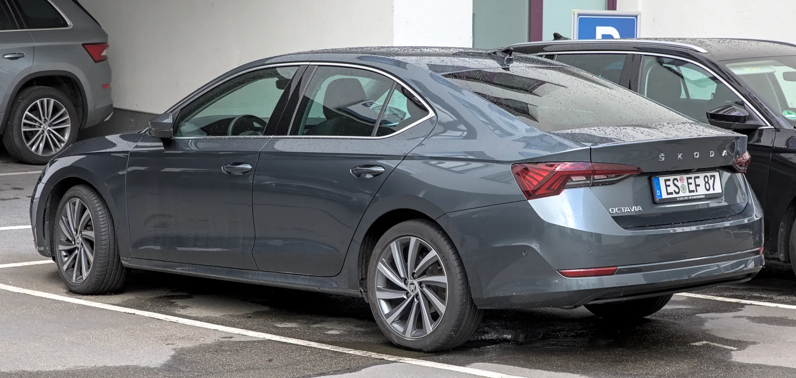 Skoda Octavia garée en extérieur, modèle également équipé du système mains libres KESSY