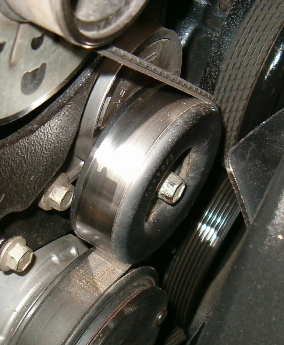 Galet tendeur de courroie d'accessoire monté sur un moteur