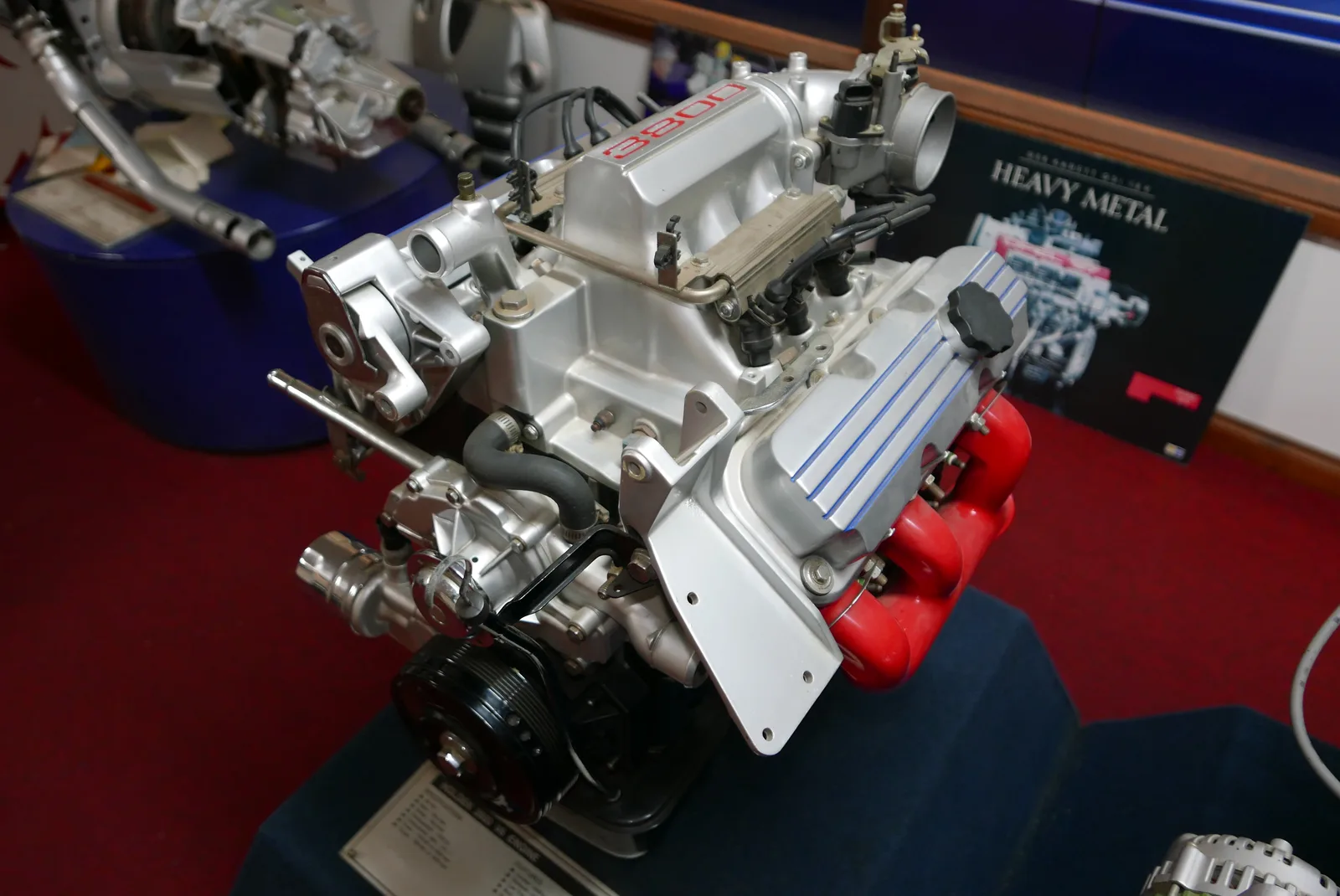 Moteur V6 avec système de courroie d'accessoire à tension automatique