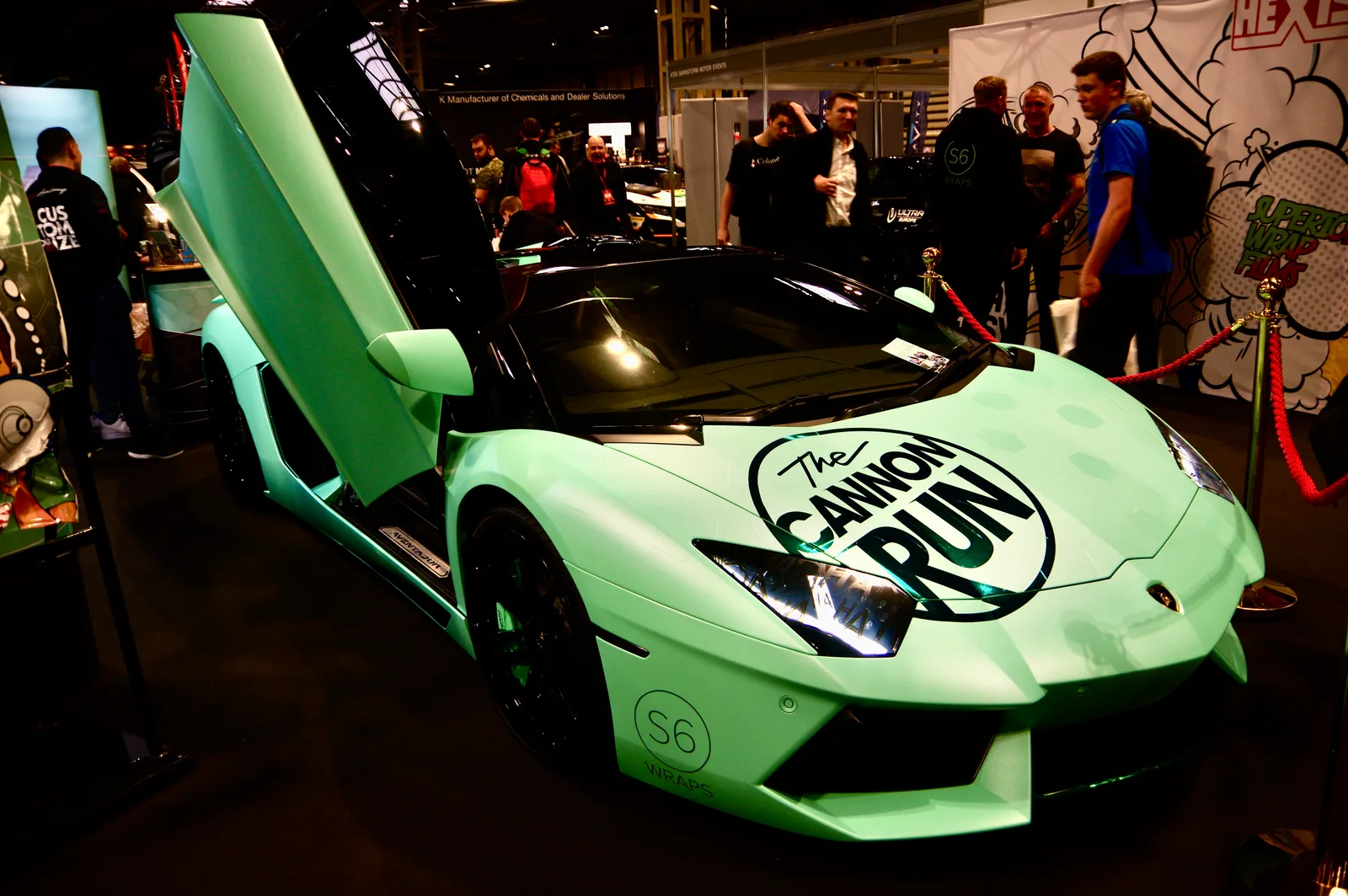 Lamborghini entièrement recouverte d'un covering coloré, vue de trois-quarts avant
