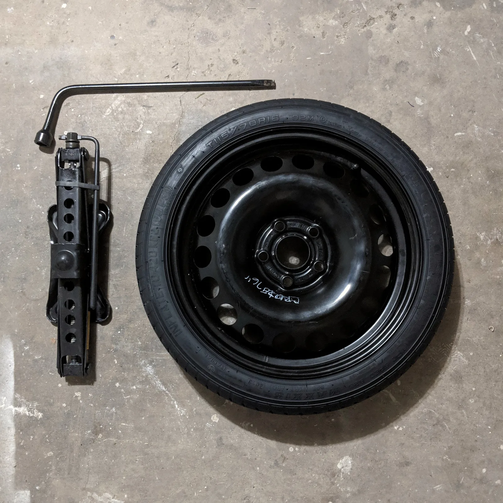 Kit complet de changement de roue avec cric et outils