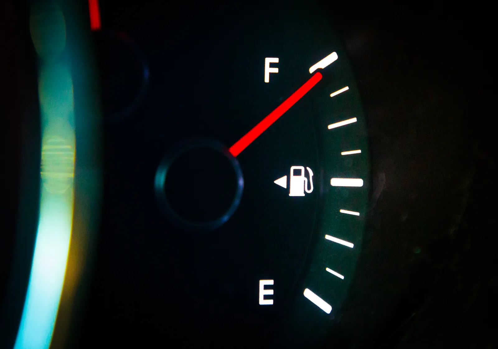 Jauge de carburant sur un tableau de bord indiquant un réservoir plein