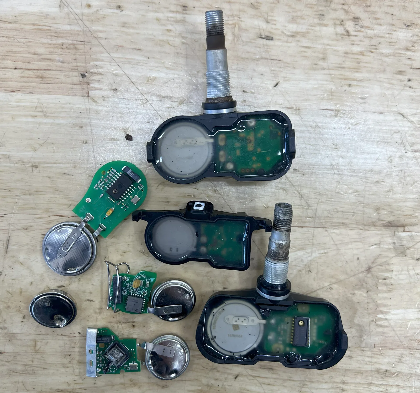 Détail de plusieurs capteurs de pression TPMS