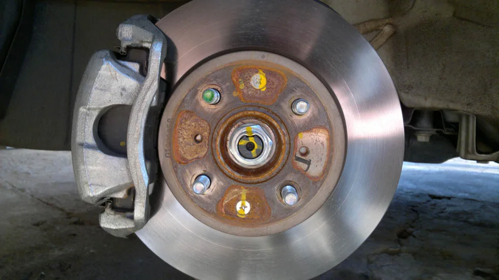 Étrier de frein démonté avec son piston visible sur une Honda Jazz