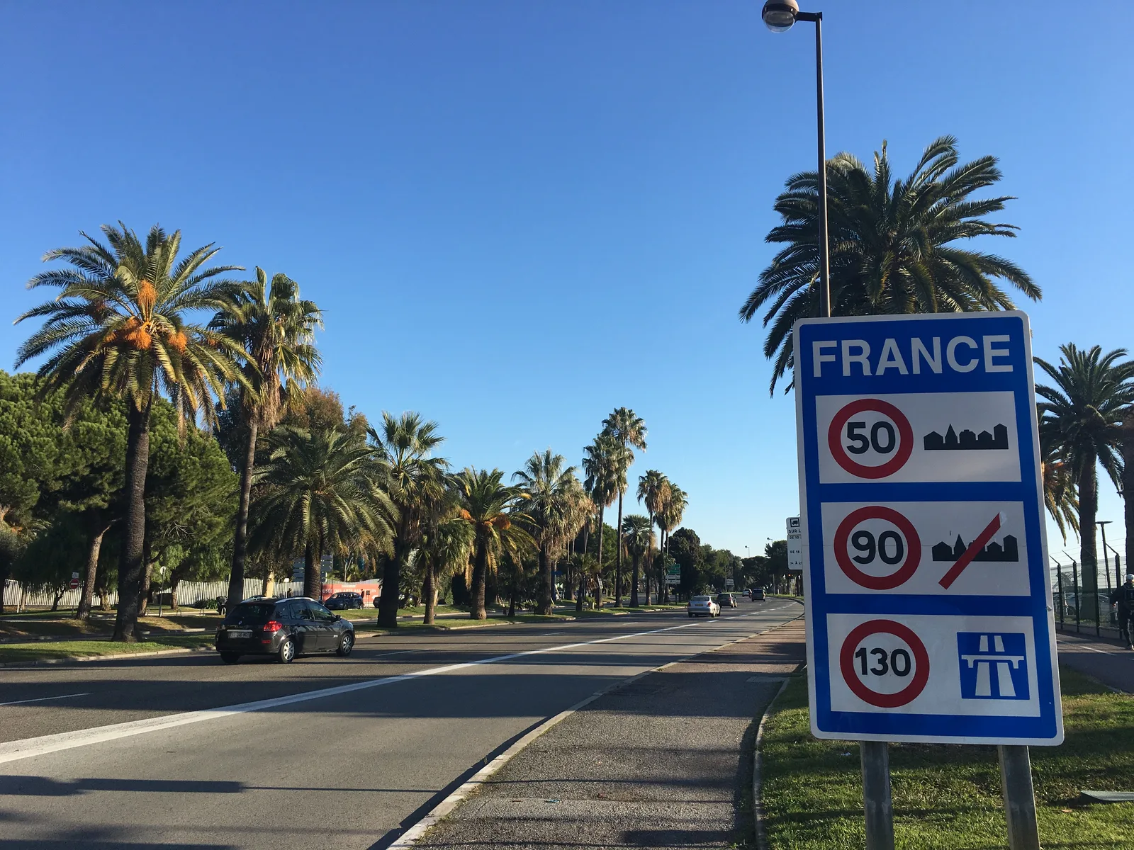 Panneaux de limitation de vitesse à l'entrée d'une route près de l'aéroport de Nice