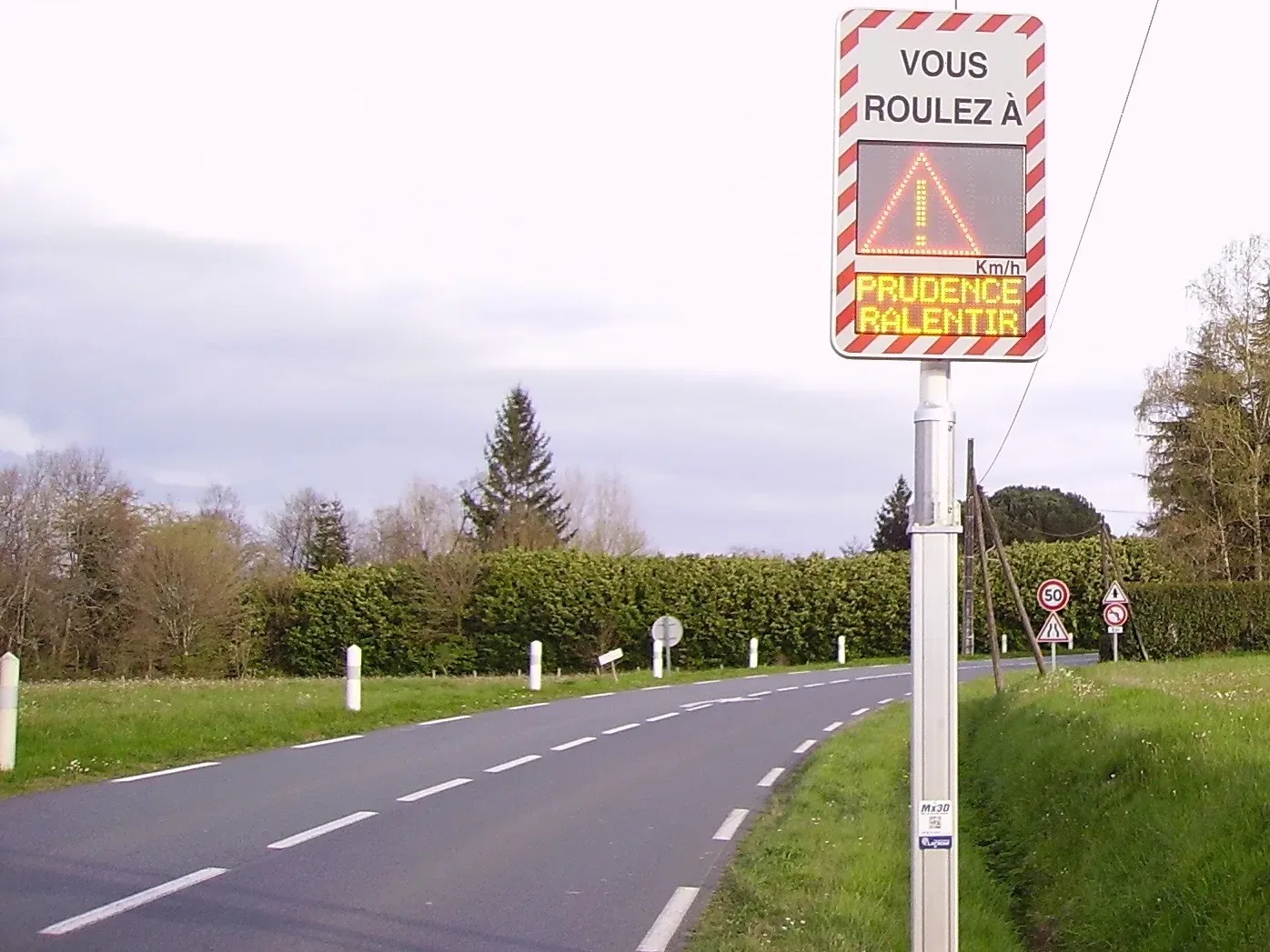 Radar pédagogique invitant à ralentir à l'approche d'une limitation à 50 km/h