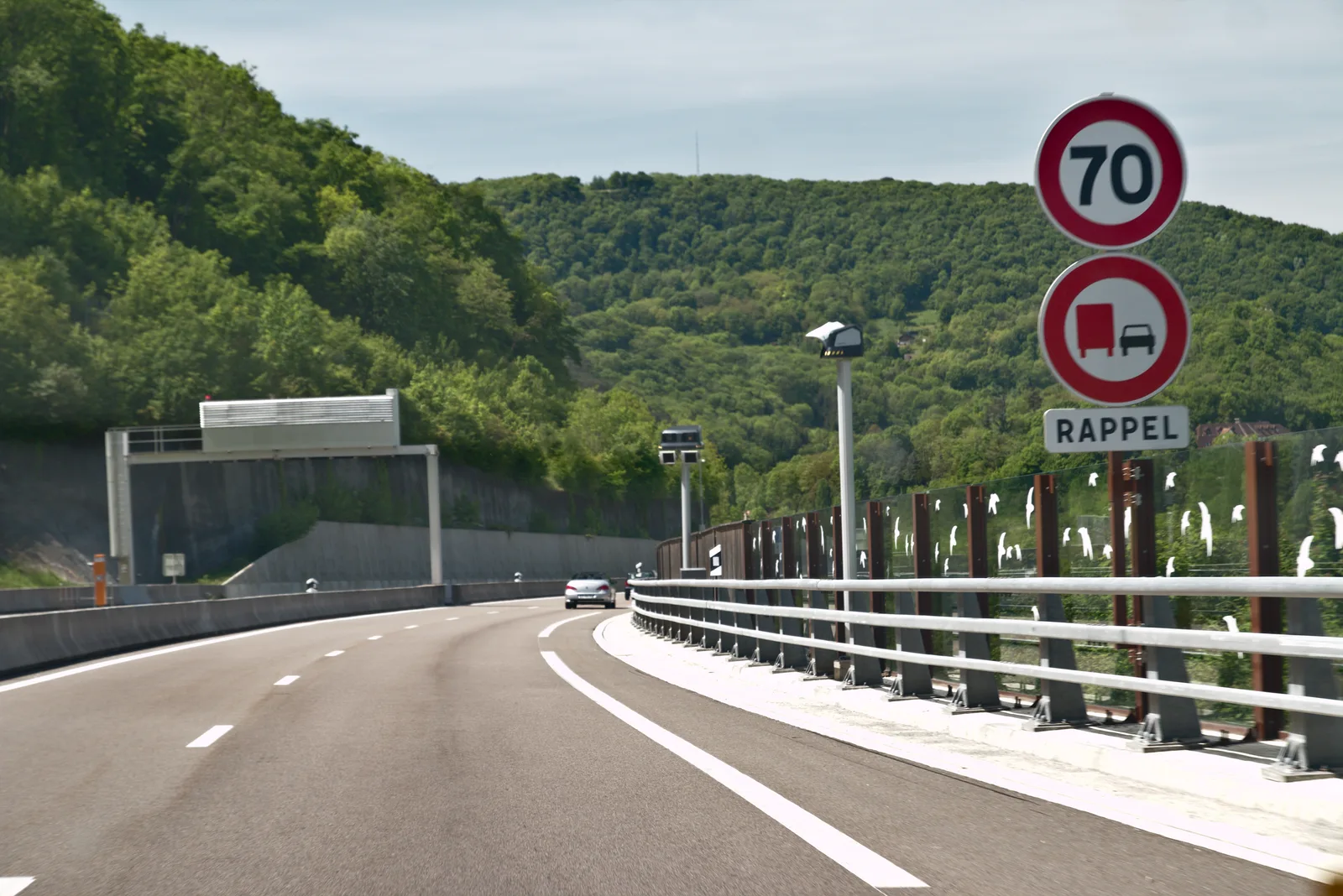 Radar tronçon français mesurant la vitesse moyenne entre deux points de contrôle