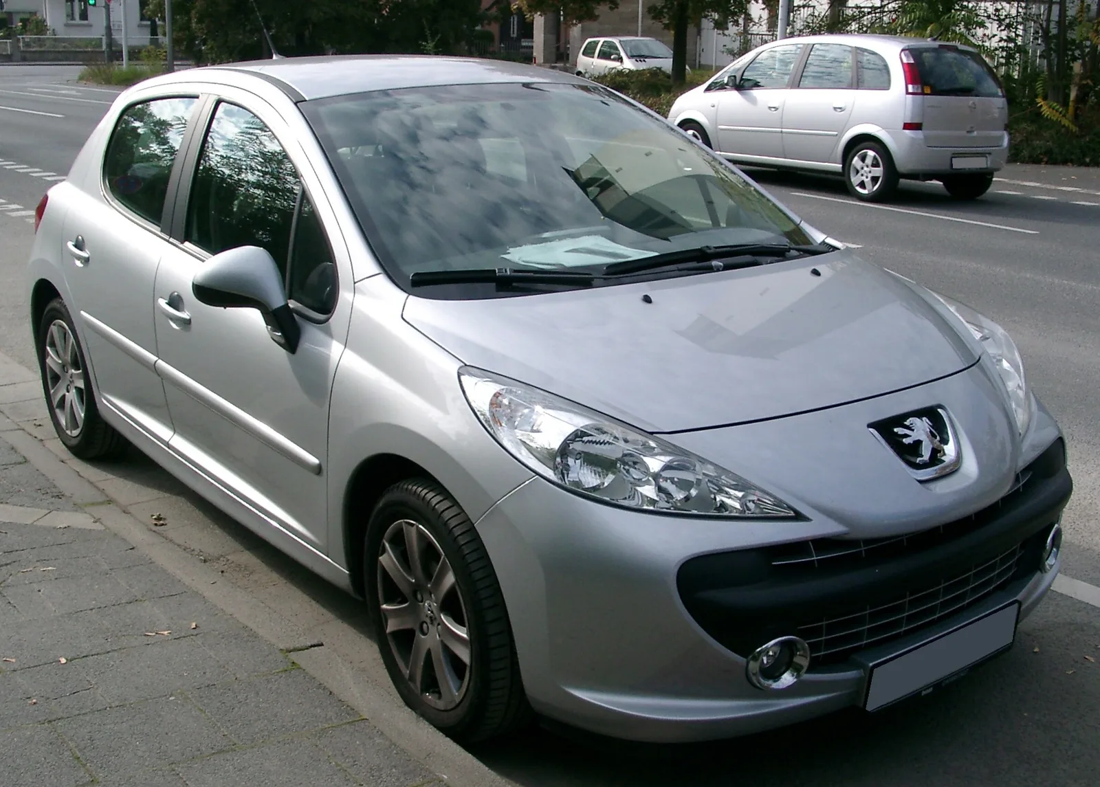 Changer l'ampoule du feu de croisement sur Peugeot 207 : le guide