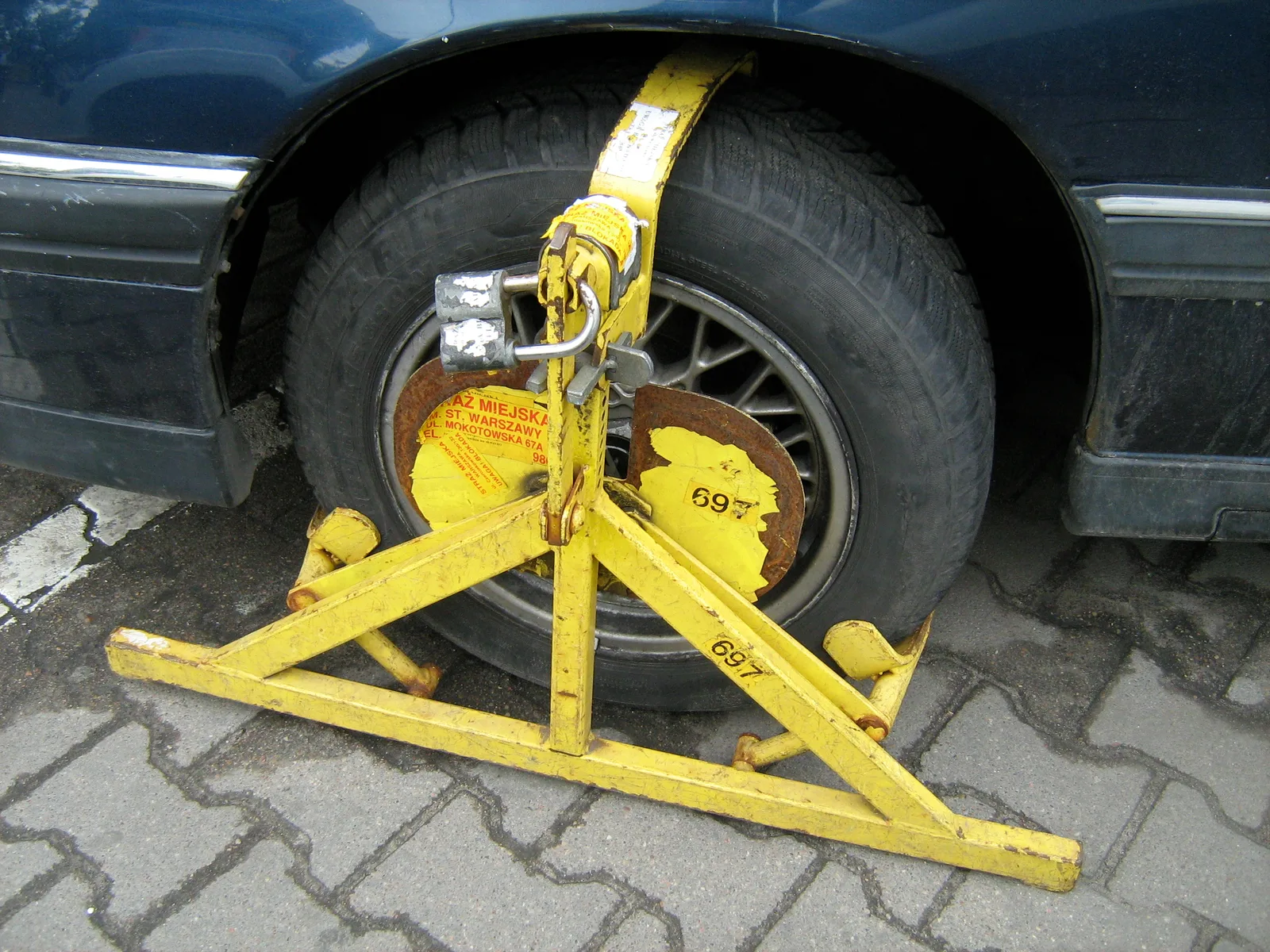 Sabot posé sur la roue d'une voiture, immobilisation matérielle facturée 7,60 euros avant fourrière