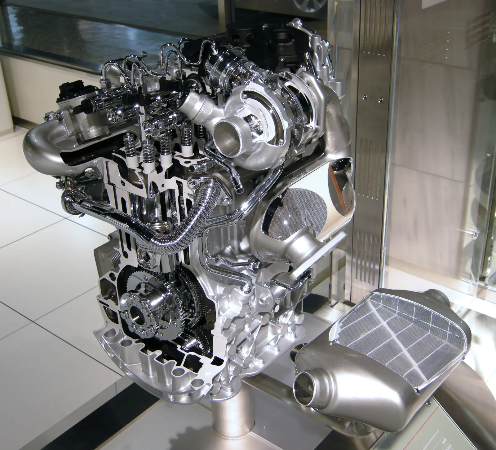 Écorché d'un moteur diesel 2.0 dCi montrant les tuyaux haute pression reliant la rampe commune aux injecteurs