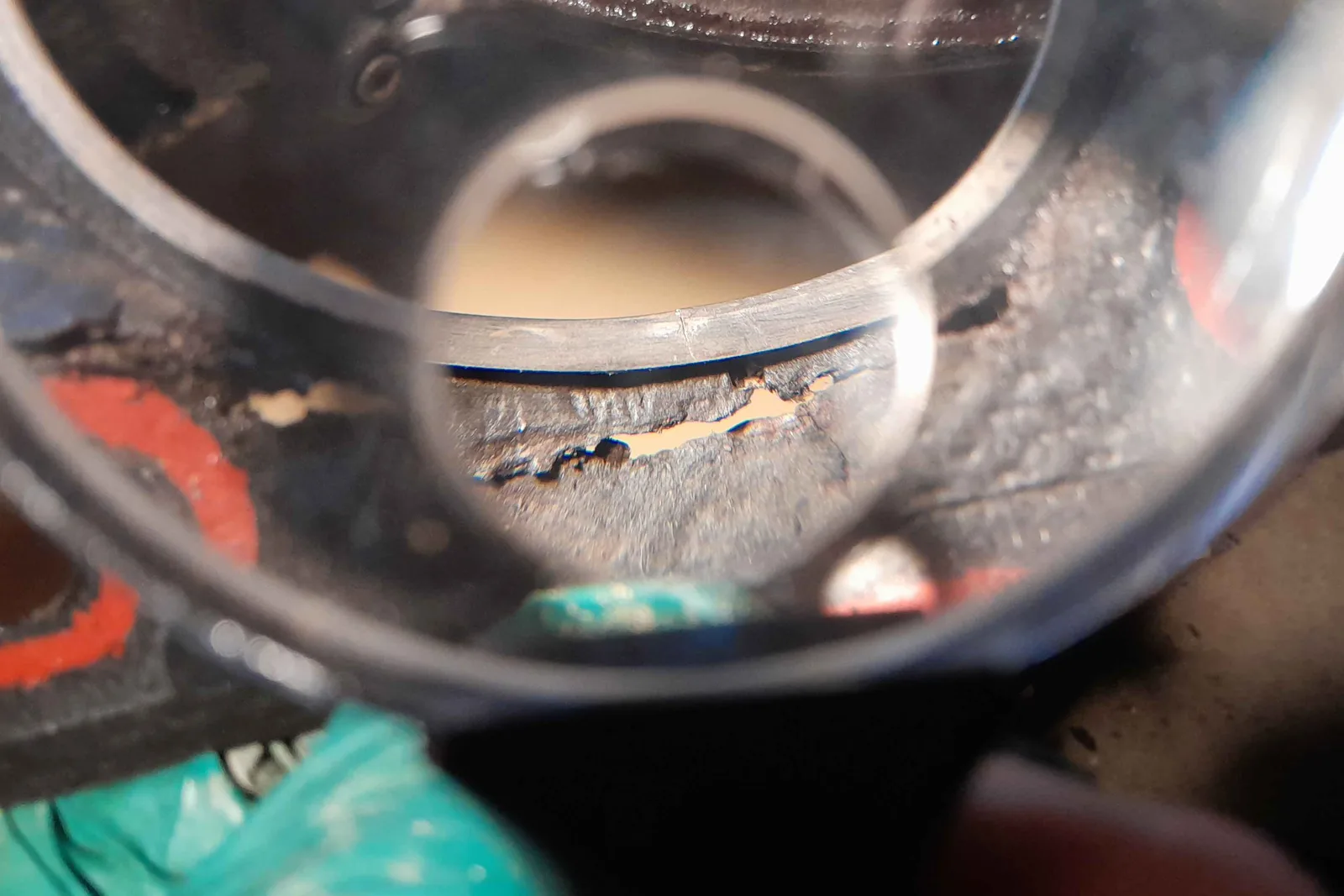 Joint de culasse fendu observé à la loupe sur un moteur PSA TU