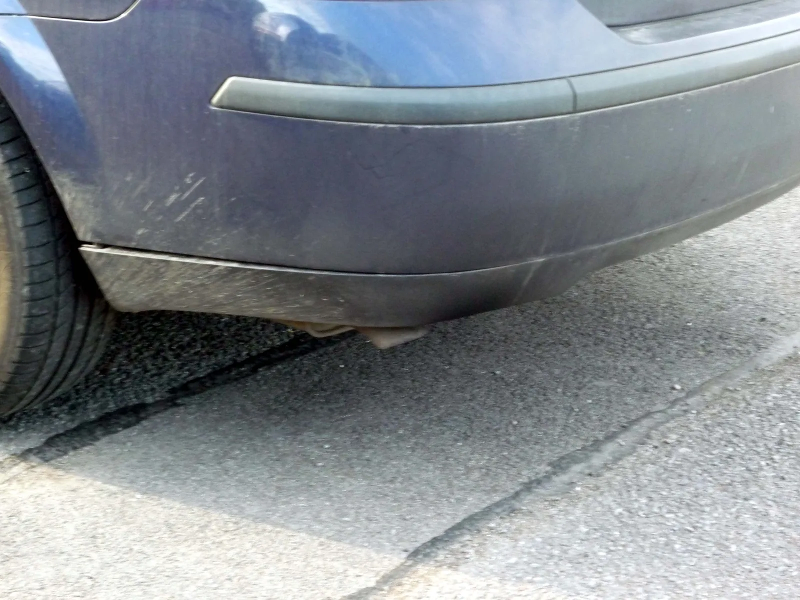 Pot d'échappement d'une voiture, émissions visibles