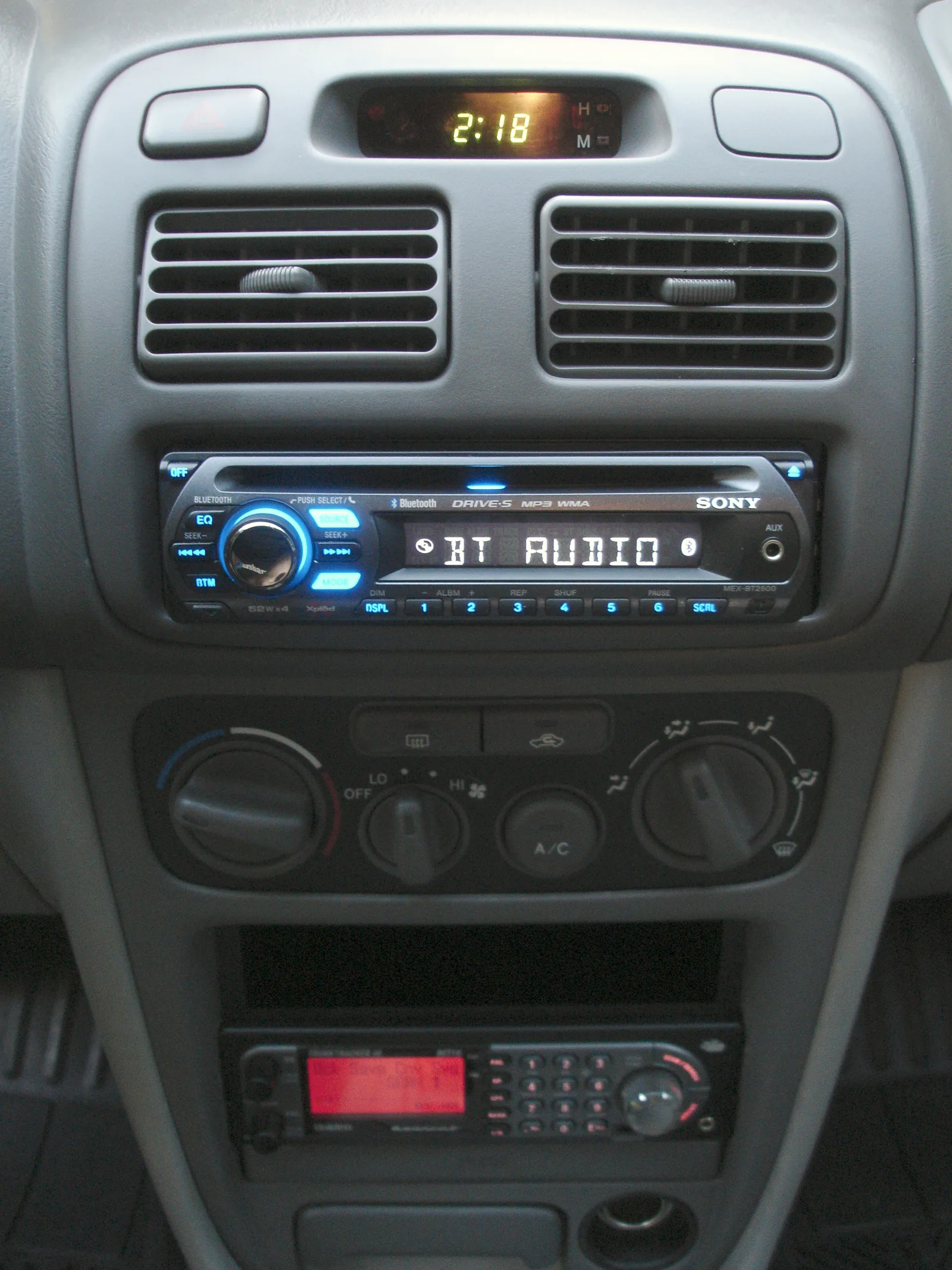 Tableau de bord avec autoradio installé