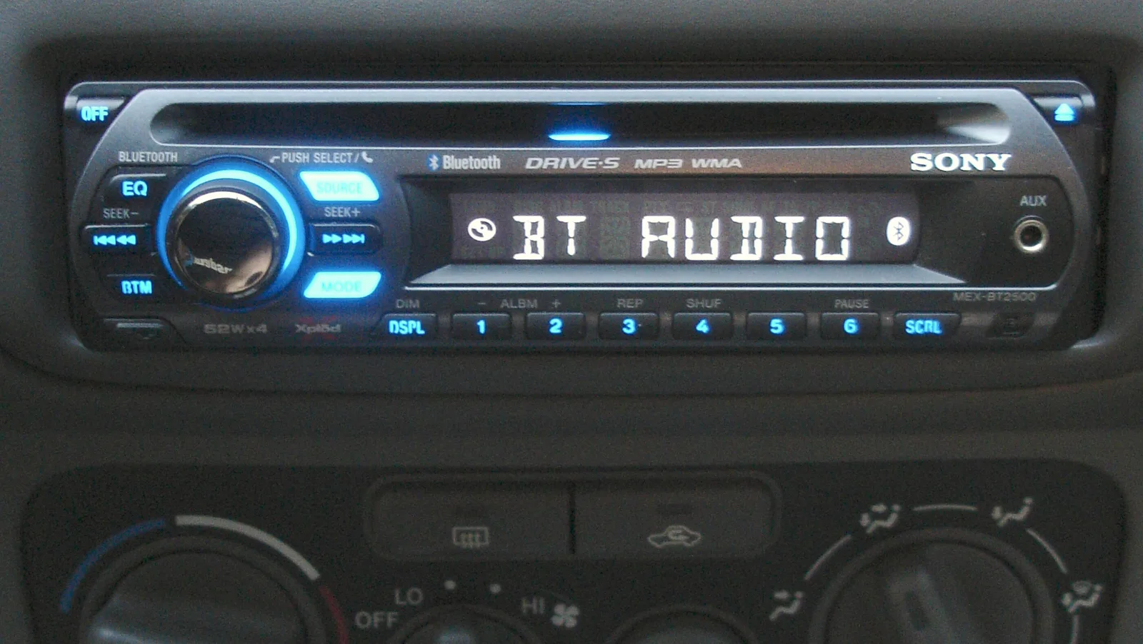 Autoradio Sony installé et illuminé