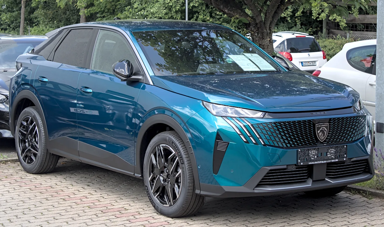 Peugeot 3008 SUV compact vue avant sur salon automobile