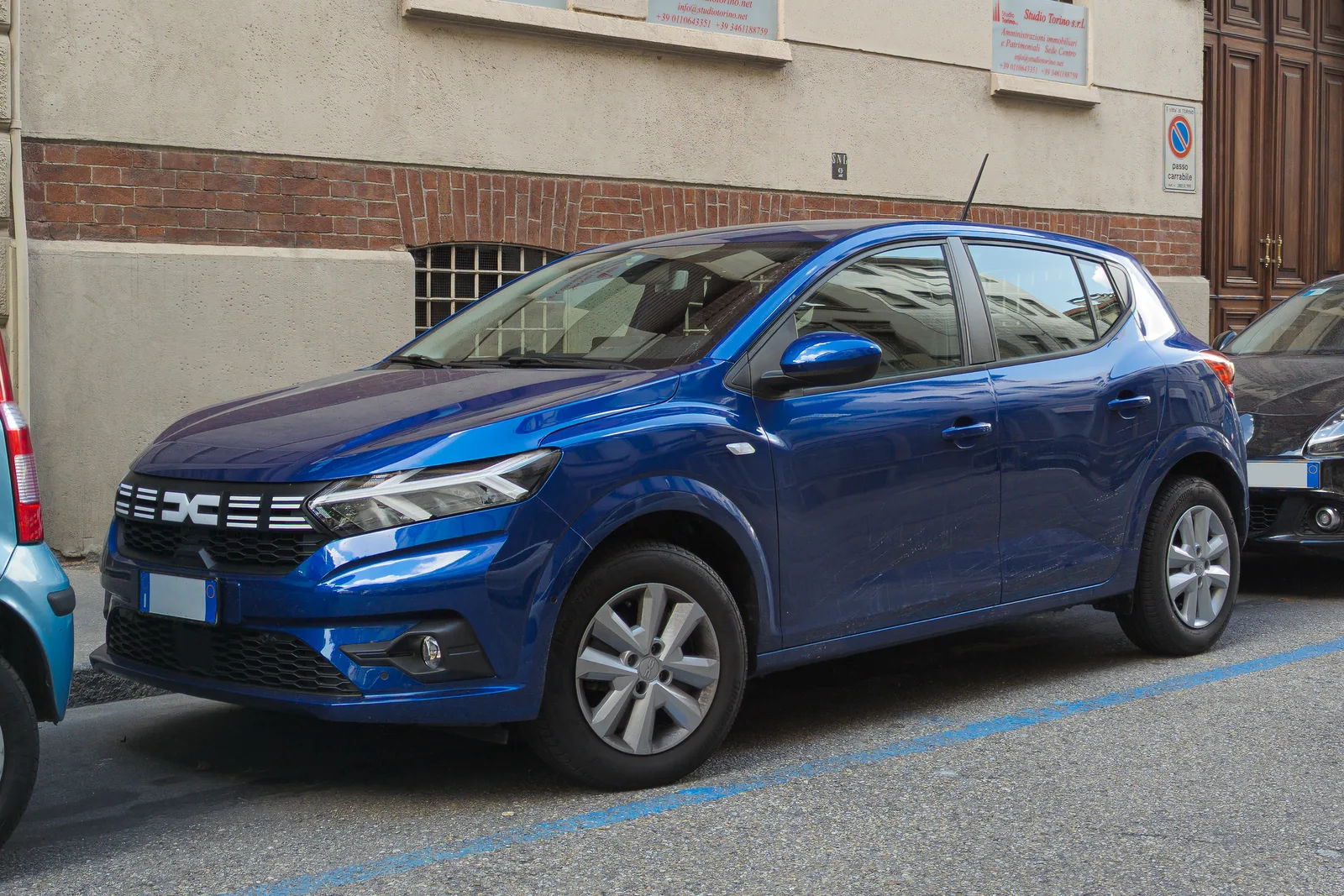 Dacia Sandero III vue trois quarts avant sur parking