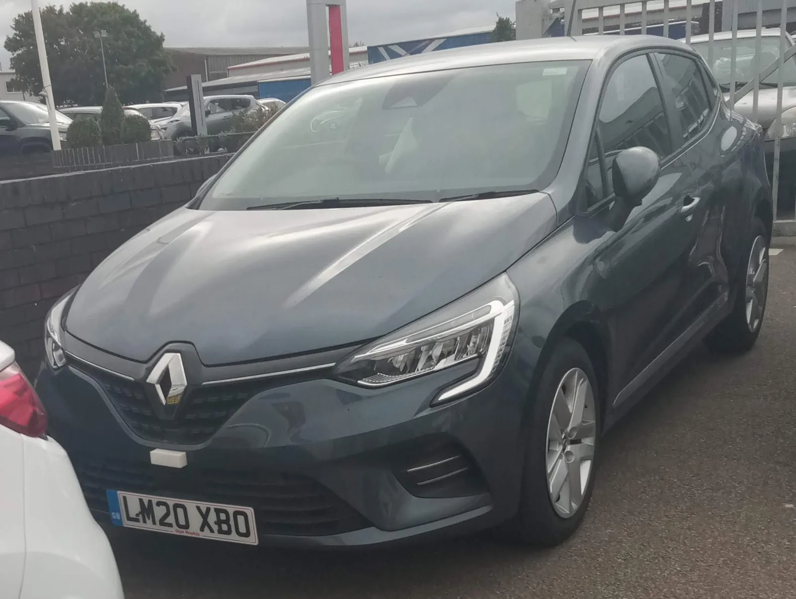 Renault Clio V citadine vue avant en extérieur