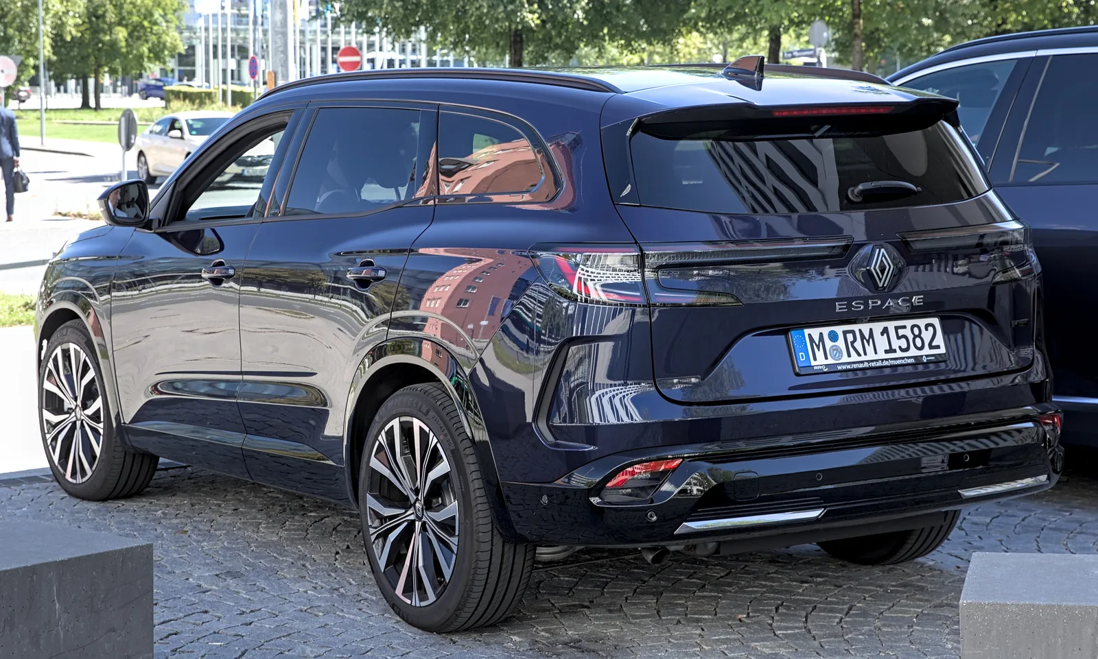 Renault Espace sixième génération, crossover 5 ou 7 places à motorisation full hybrid